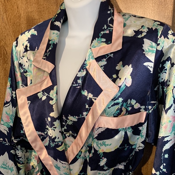 Gorgeous Floral Robe🔥 - Picture 2 of 9